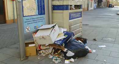 O PP critica o mal estado en que se atopa o mobiliario urbano de Ribadeo e a falta de limpeza nas rúas e outros espazos públicos da vila