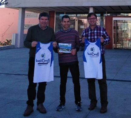 Ramiro Fernández e Alfredo Llano mantiveron esta mañá un encontro co fondista burelés Simón González río, que o 26 de febreiro participará na maratón de Tokio