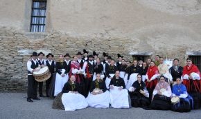 Un grupo de usuarios de Camiña visitaron a praia das Catedrais guiados e acompañados por técnicos sanitarios e persoal do equipo de socorrismo do Concello de Ribadeo