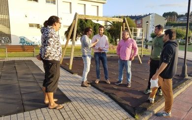 O PP de Ribadeo explica que abandonou o pleno da corporación municipal ao sentirse agraviado polas persoas que entraron cunha pancarta cando se debatía unha proposta sobre a área sanitaria da Mariña