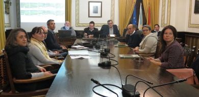 Arredor de 115 establecementos comerciais da vila participarán na campaña #ribadeoennegro contra a violencia de xénero, que se desenvolverá do 23 ao 26 de novembro. O acto central será o 24 ás doce do mediodía no cantón