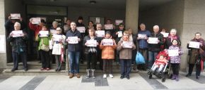 Veciñ@s e persoal do centro de saúde ribadense secundaron a concentración celebrada esta mañá en defensa da sanidade pública para dicir unha vez máis 