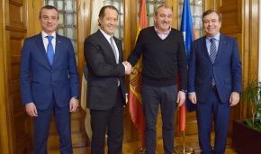 O Concello de Ribadeo anuncia a adxudicación do Servizo de axuda no fogar a persoas dependentes por un importe de 1.670.000 euros. As empresas interesadas dispoñen de 52 días para presentar as súas ofertas