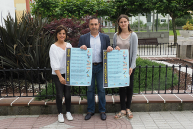 O alcalde de Xove Demetrio Salgueiro, xunto coa concelleira de turismo Cristina Iglesias e dous socorristas da praia, procederon ao izado da Bandeira Azul na Praia de Esteiro