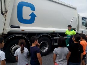As monitoras do Centro de Educación Medioambiental Gaia, de Burela, realizaron hoxe unha actividade cos rapaces da Ocioteca nas inmediacións da praia de Portelo