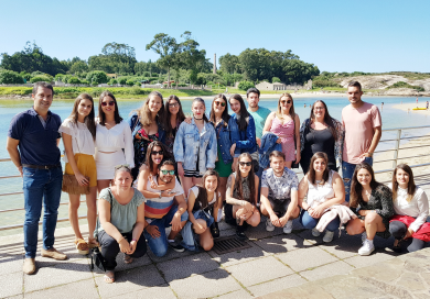 As monitoras do Centro de Educación Medioambiental Gaia realizaron hoxe unha actividade denominada A un paso do sendeiro
