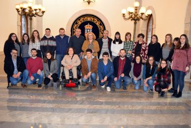 O concelleiro de Cultura, José Díaz, entregou este venres os premios (diploma e agasallo) aos gañadores e gañadoras dos Certames de Nadal convocados polo seu departamento