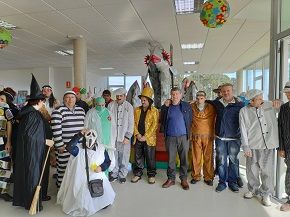 O desfile de Entroido de Ribadeo repartirá preto de 4.500 euros en premios. As 10 primeiras charangas en inscribirse recibirán unha achega especial de 100 euros cada unha. A comisión de Carnaval anima a participar nesta tradicional cita