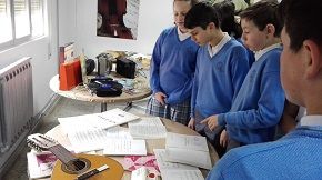 Inaugurouse no colexio Sagrado Corazón de Jesús, de Ribadeo, unha exposición con material escolar dos 50 anos de vida do centro nas súas actuais instalacións