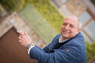 Neira Brochs explica a súa obra artística en Foz