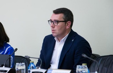 Loureiro nega que o retraso das obras de saneamento da ría sexa culpa do Concello