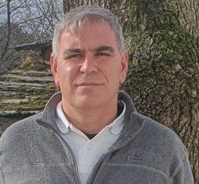 O PP advirte de que a maleza obriga os veciños de Barreiros a camiñar pola calzada