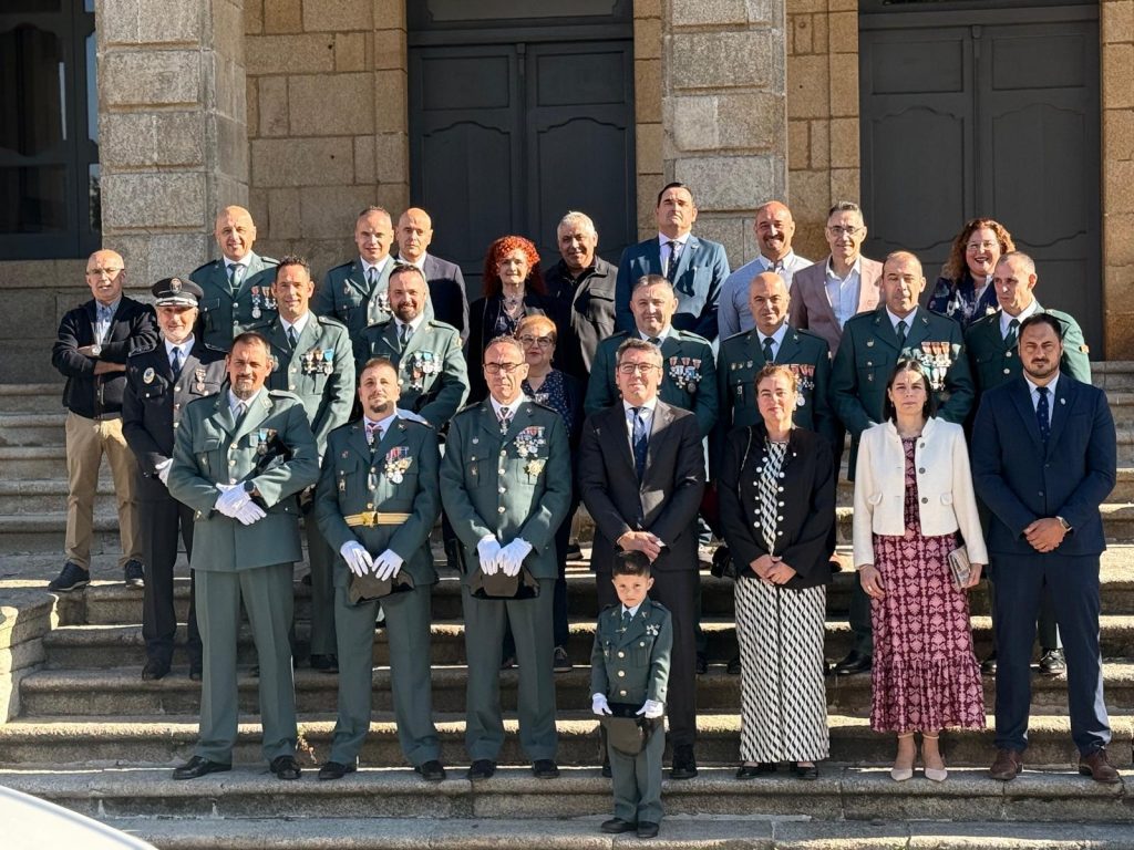 O Salón dos Alcaldes de Ribadeo acolleu este domingo a recepción ofrecida polo alcalde, Dani Vega, con motivo da celebración da Santísima Virxe do Pilar, patroa da Garda Civil e de Correos
