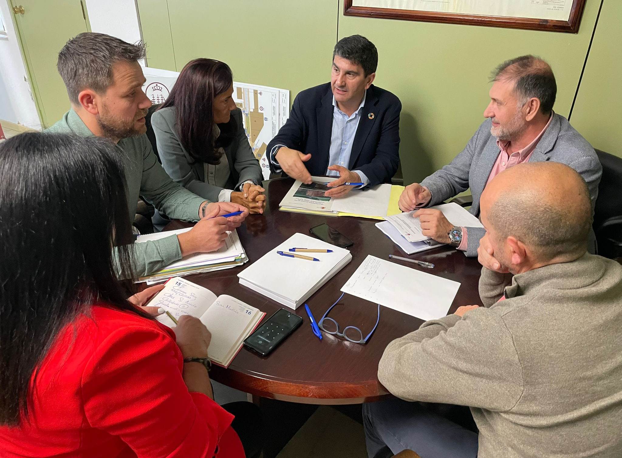 Paco Nieto presentou este venres en Ribadeo o seu libro 'Bo proveito, amiguiños. Lugo, 90 anos de radio'