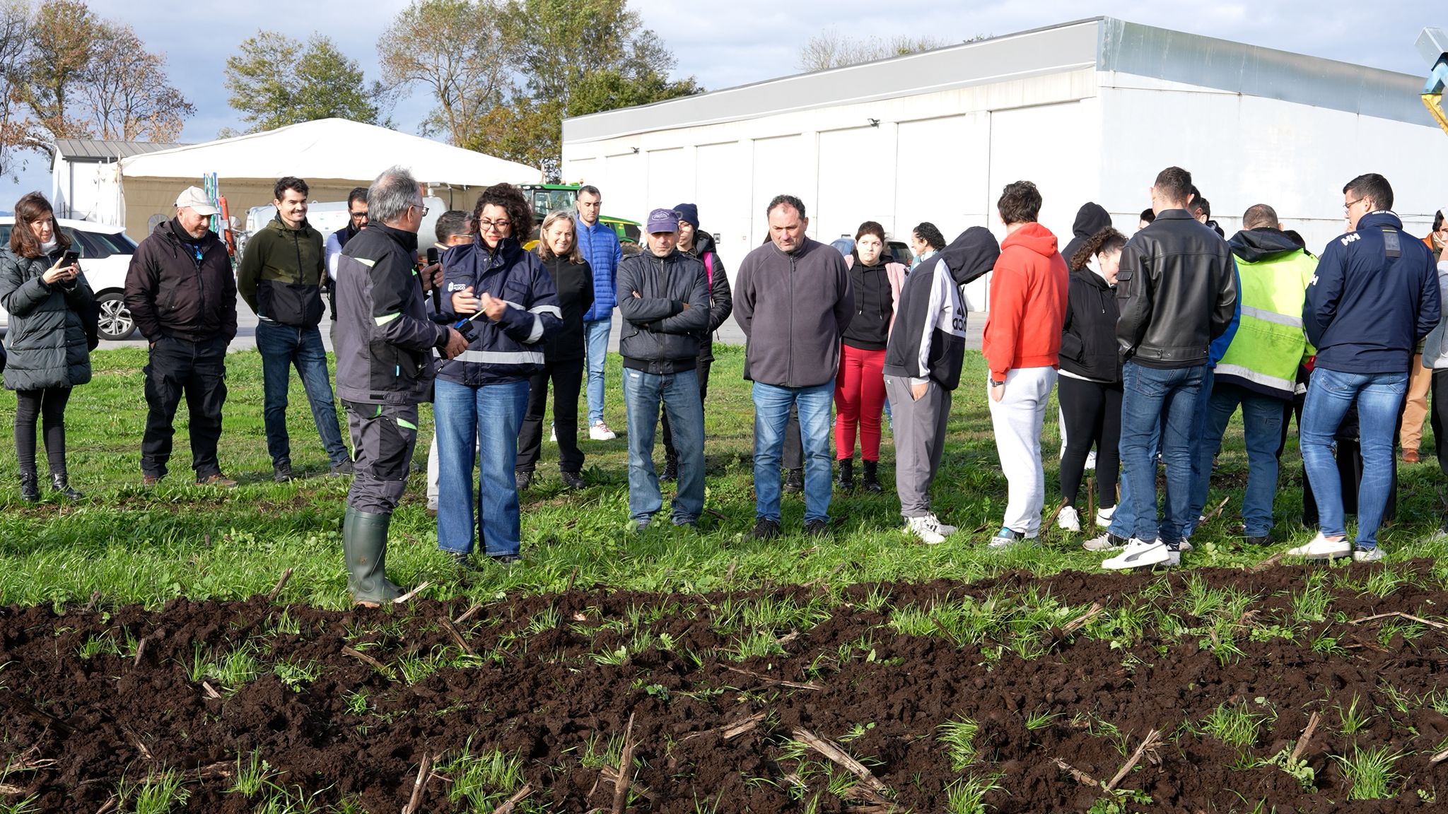 Un cento de gandeiros fórmase na Granxa Gayoso sobre a dixitalización dos sistemas de xurro