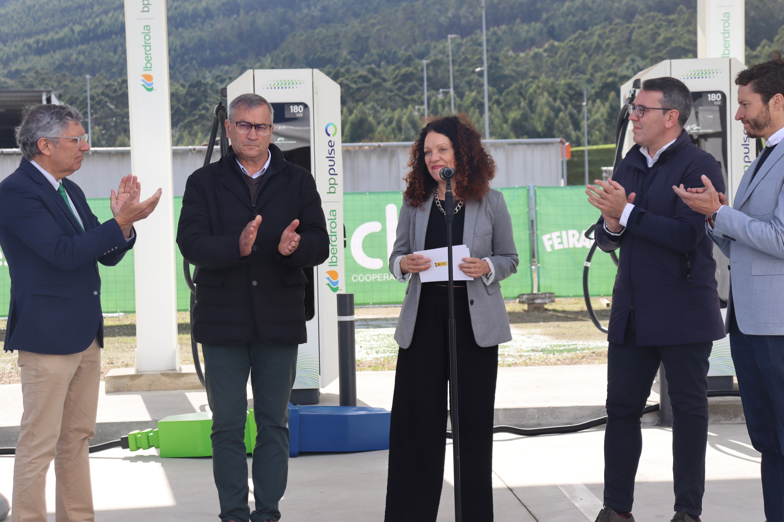 A subdelegada salienta en Ribadeo o impulso do Goberno por unha Galicia verde e sostible a través da mobilidade eléctrica