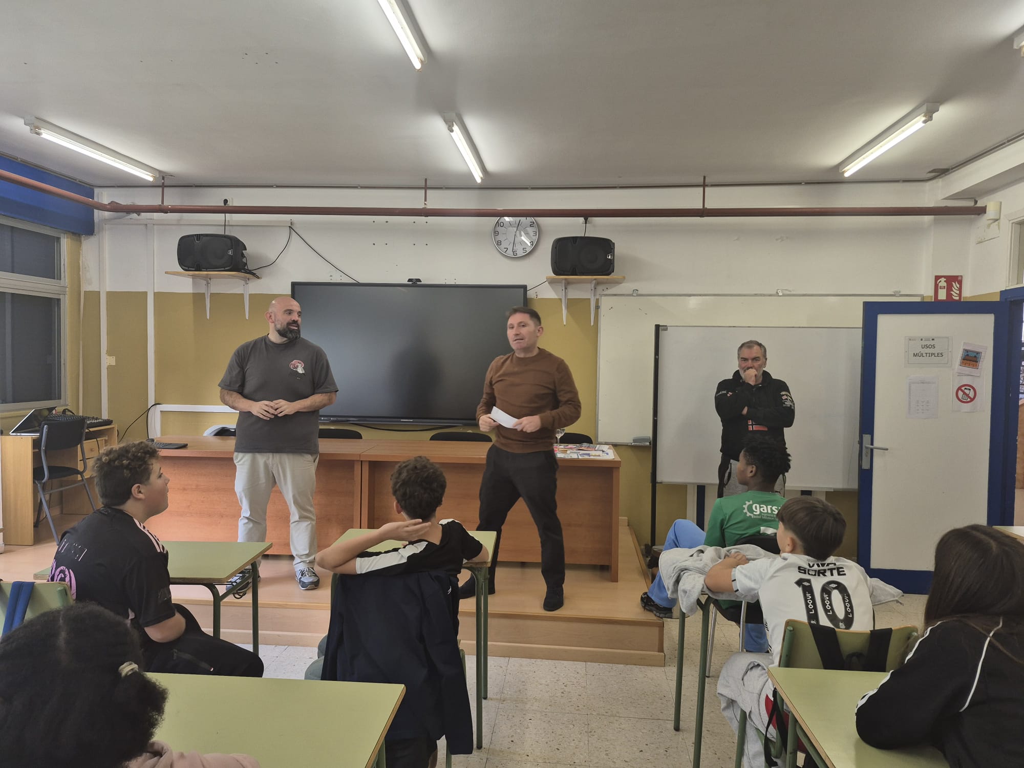 A alcaldesa de Cervo achegouse ata a piscina municipal para compartir uns intres coas persoas usuarias da Asociación Saúde Mental, que, como cada mércores, fan uso destas instalacións
