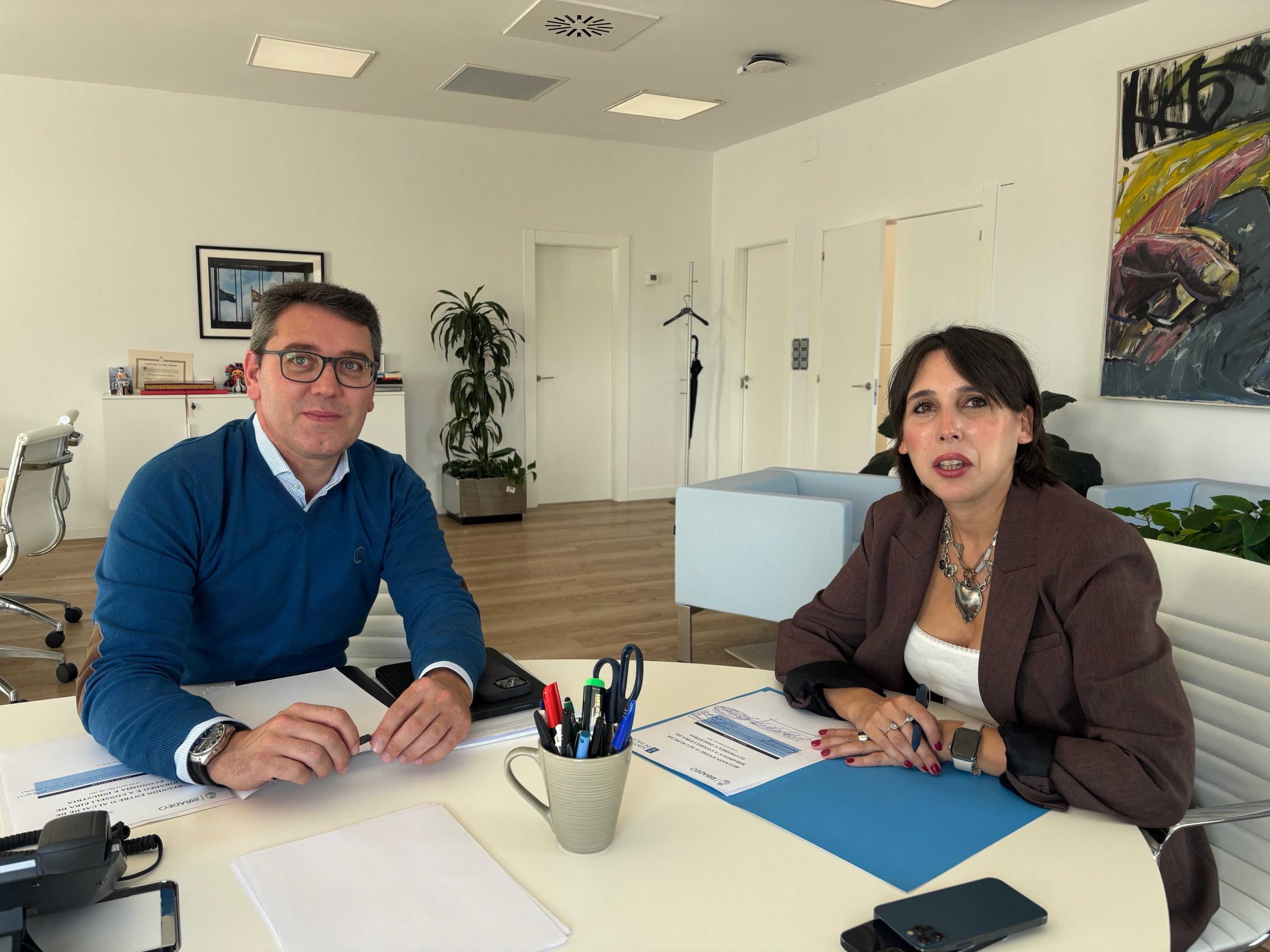 A conselleira de Economía e Industria, María Jesús Lorenzana, mantivo un encontro co alcalde de Ribadeo, Daniel Vega, con quen abordou a situación actual do municipio a nivel industrial, tendo en conta o seu peso económico na comarca da Mariña