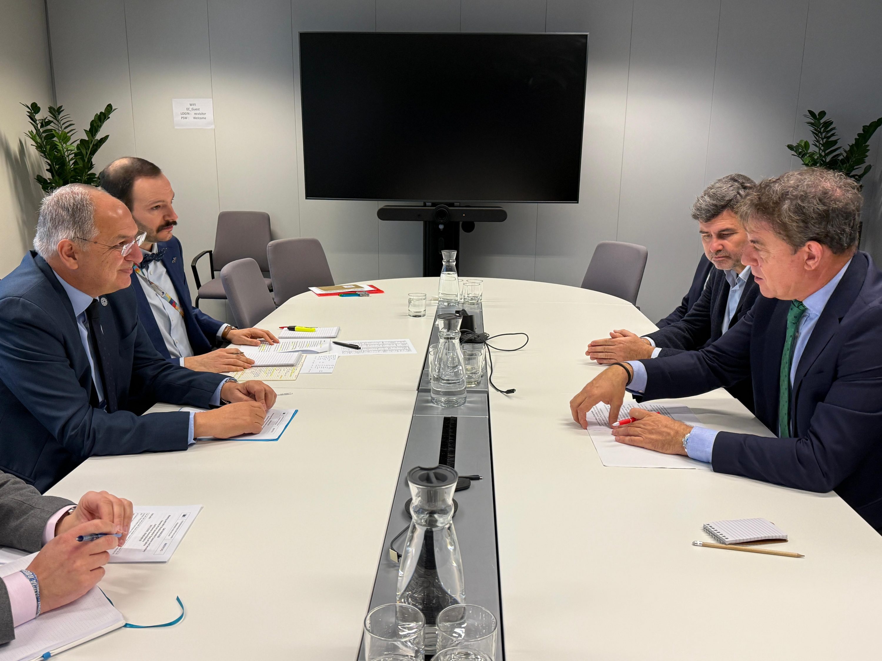 O comisario de Pesca avánzalle a Besteiro o levantamento das restricións ao palangre para 2026