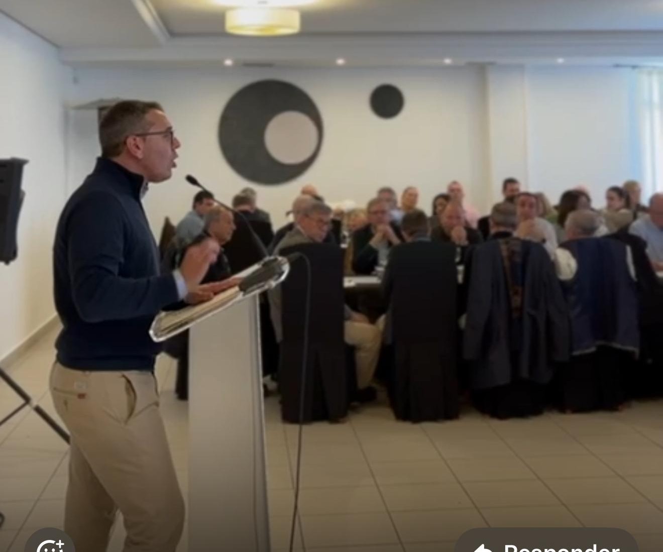 Duascentas persoas asistiron este domingo en Ribadeo ao xantar de Nadal do Partido Popular, que se celebrou no hotel restaurante Voar