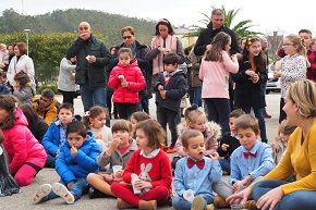 Música, xogos e uvas de mediodía na Festa Infantil de Fin de Ano de Xove