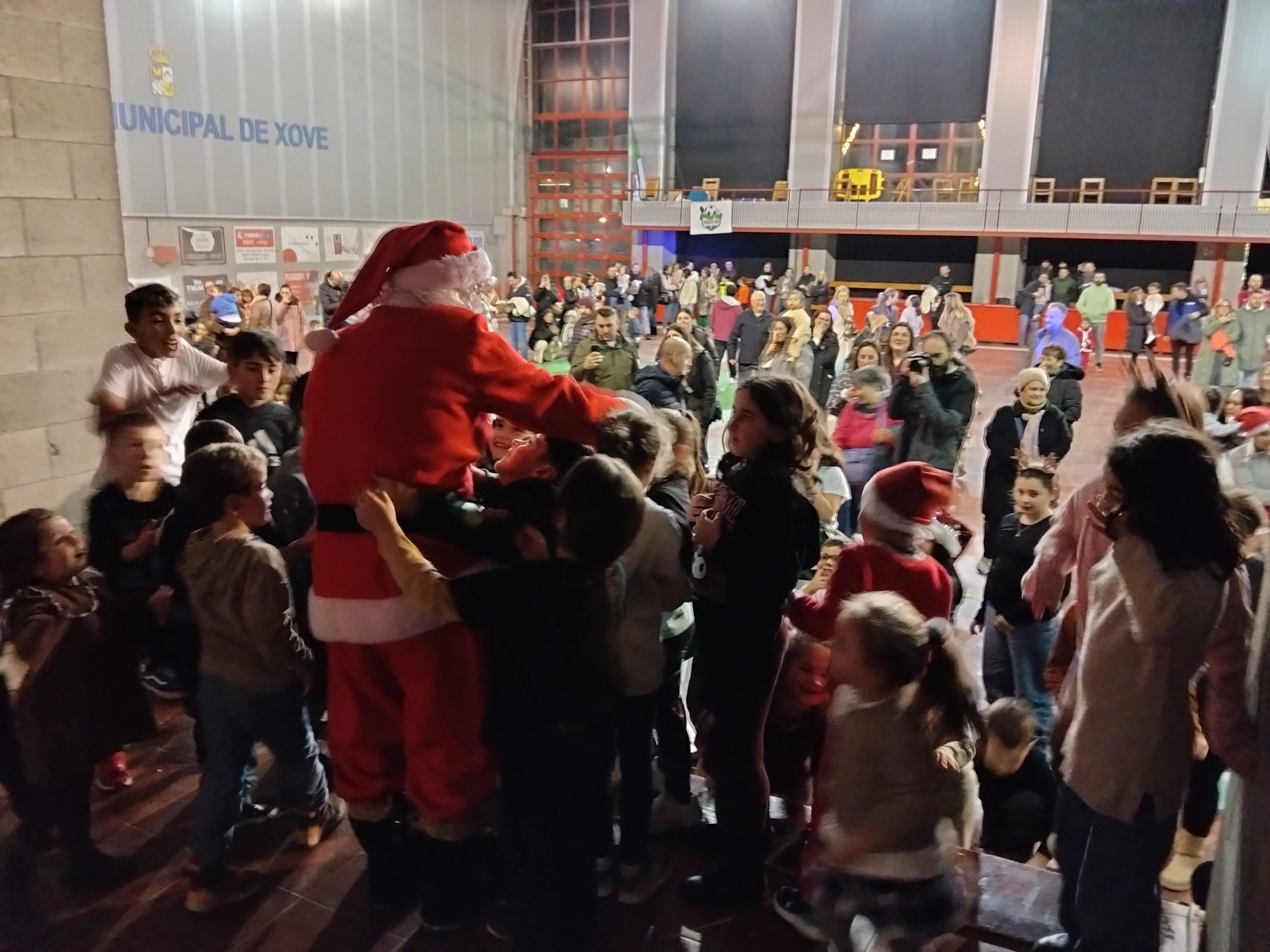 Papá Noel enche de ilusión Xove na súa visita especial ao concello