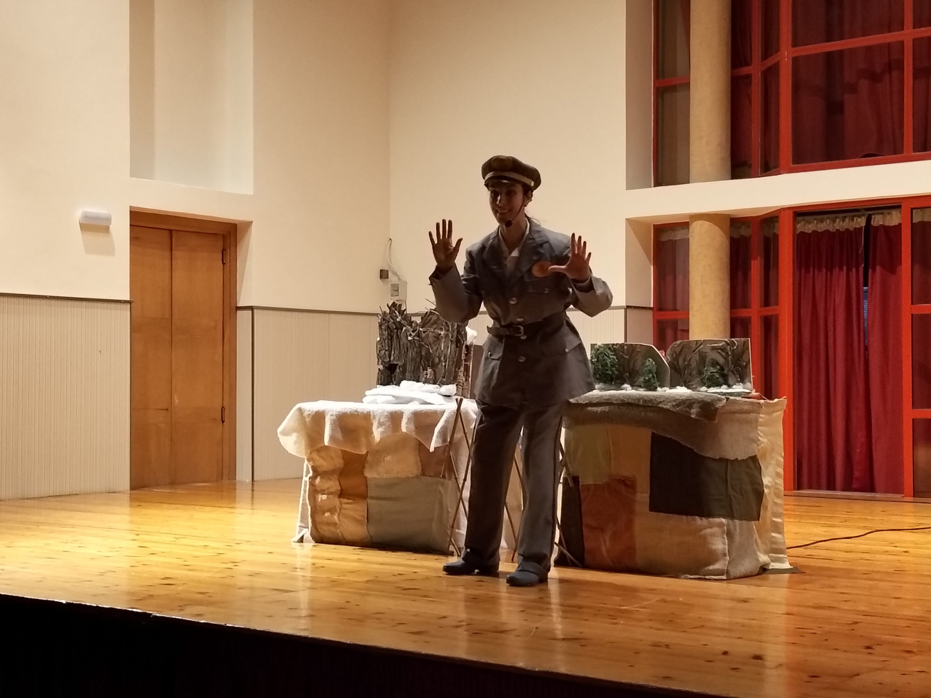 Xove continuou coa súa programación cultural de Nadal coa representación da obra “O Apalpador e a Nena Sen Medo”, da compañía A Xanela do Maxín, que tivo lugar este martes no Salón de Actos do Centro Cívico