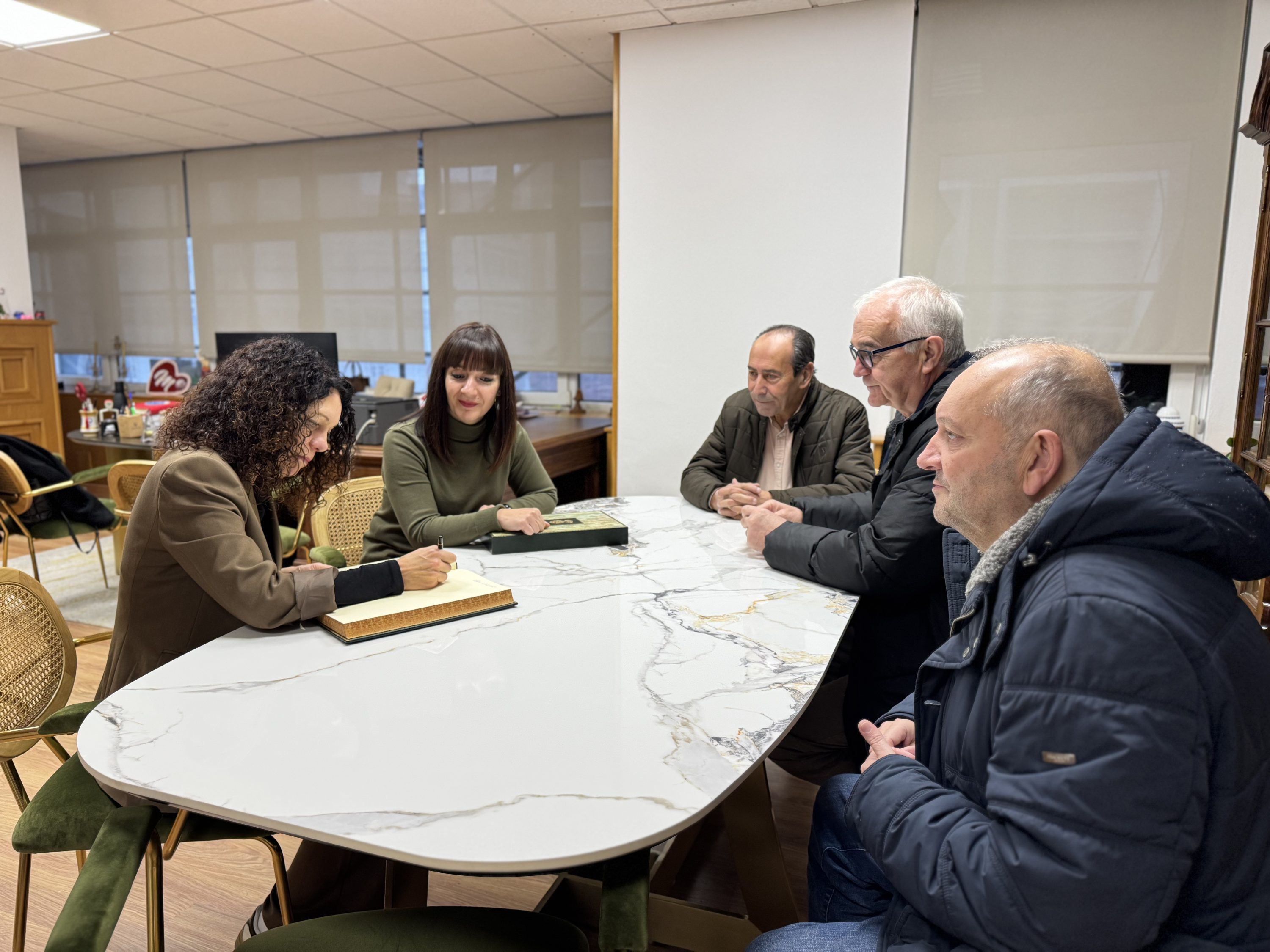 Vilalba destaca o seu compromiso coa memoria democrática na visita da subdelegada do Goberno e na representación teatral “As alumnas”