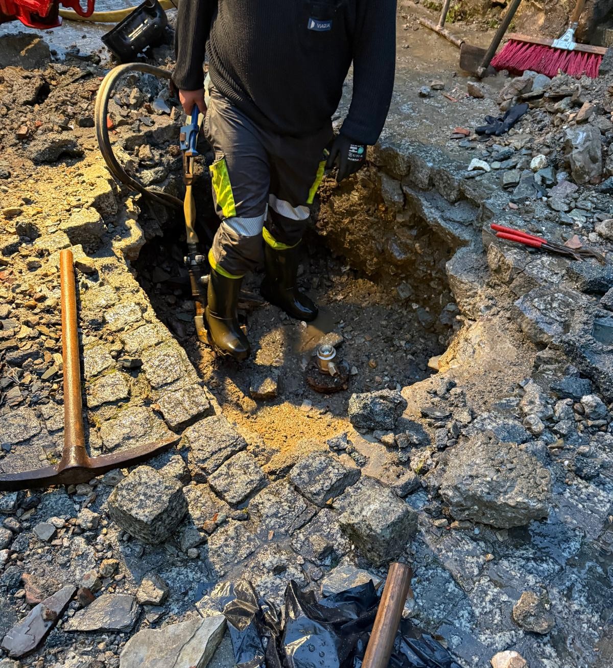 A mocidade do obradoiro musical de Burela, guiada por Nuno Pico, crea un novo himno para a vila