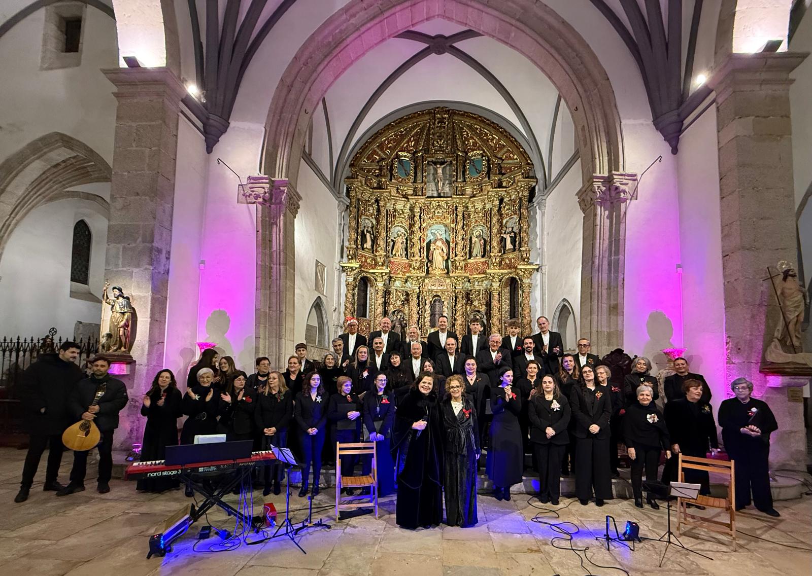 A igrexa parroquial acolleu o pasado sábado, 3 de xaneiro, o Concerto de Reis, ofrecido pola artista portuguesa María do Ceo