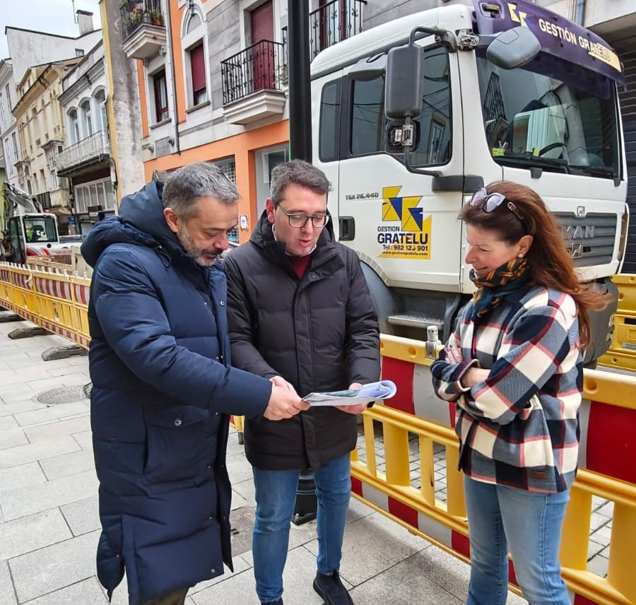 Comezan en Ribadeo as obras de mellora da rúa Reinante