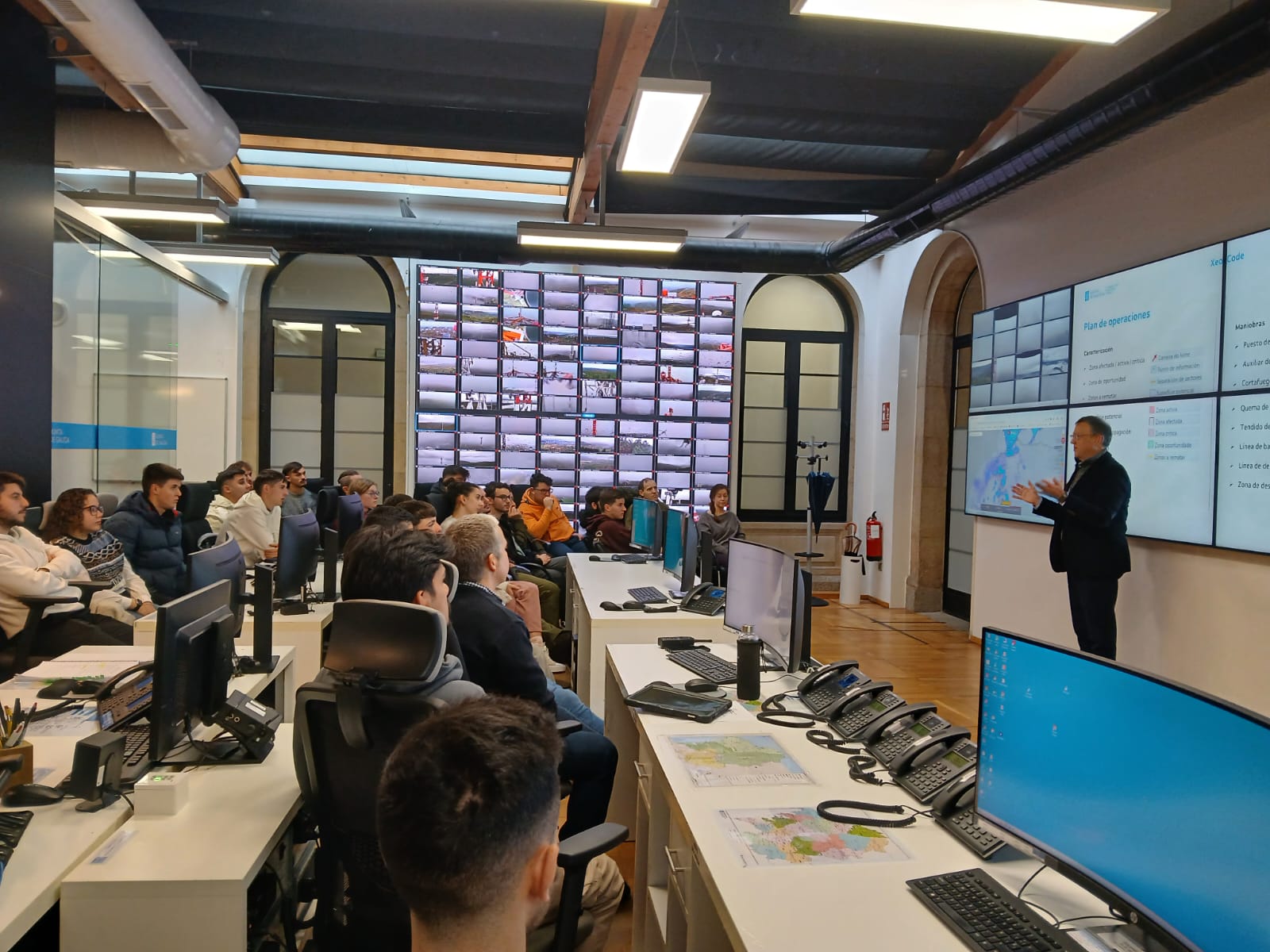 O director xeral de Defensa do Monte da Consellería do Medio Rural, Manuel Francisco, recibiu este martes no Centro de Coordinación Central de loita contra os incendios forestais a visita dun grupo de alumnos do IES da Terra Chá, José Trapero Pardo, de Castro de Rei