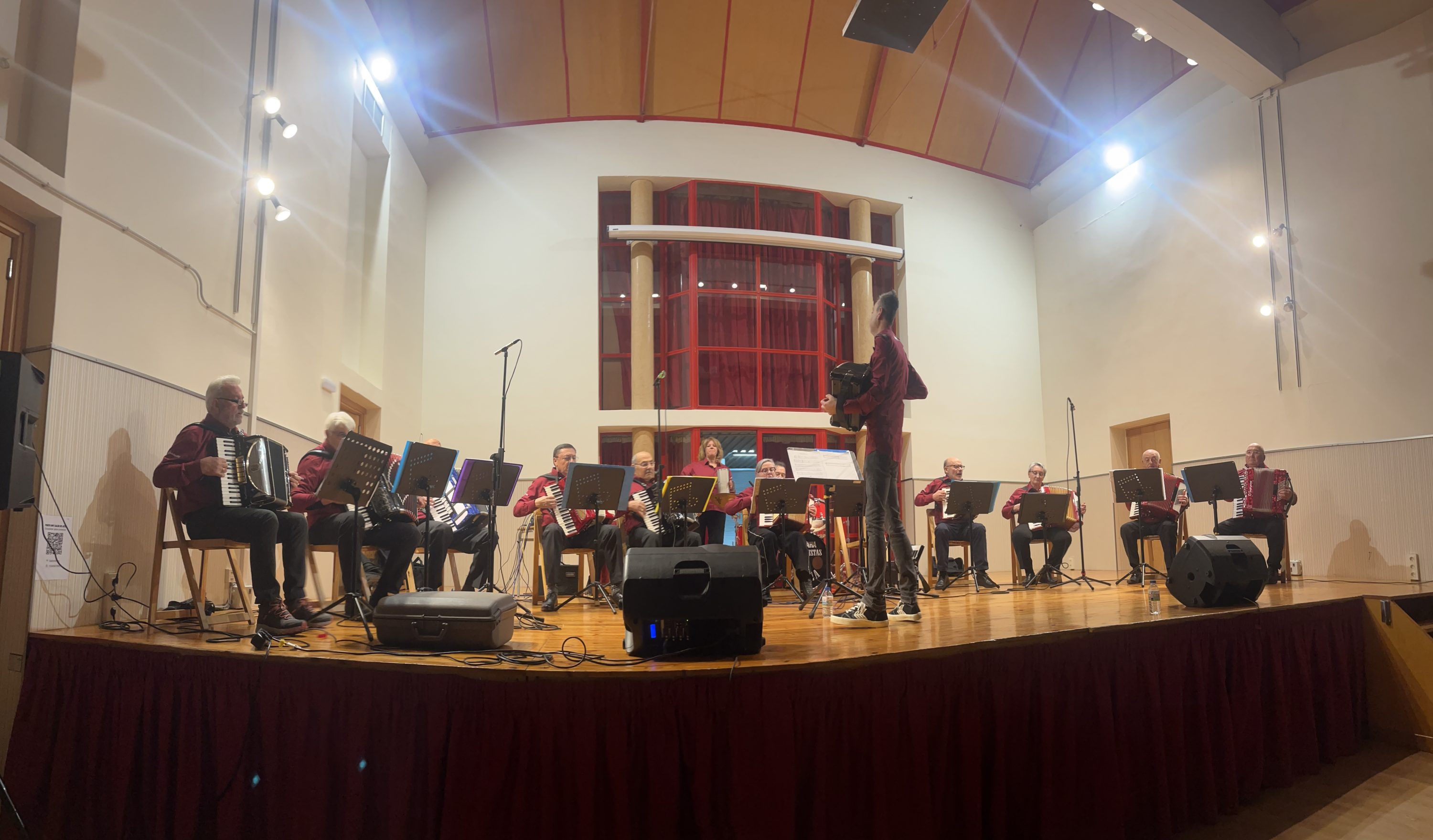 A mocidade do obradoiro musical de Burela, guiada por Nuno Pico, crea un novo himno para a vila