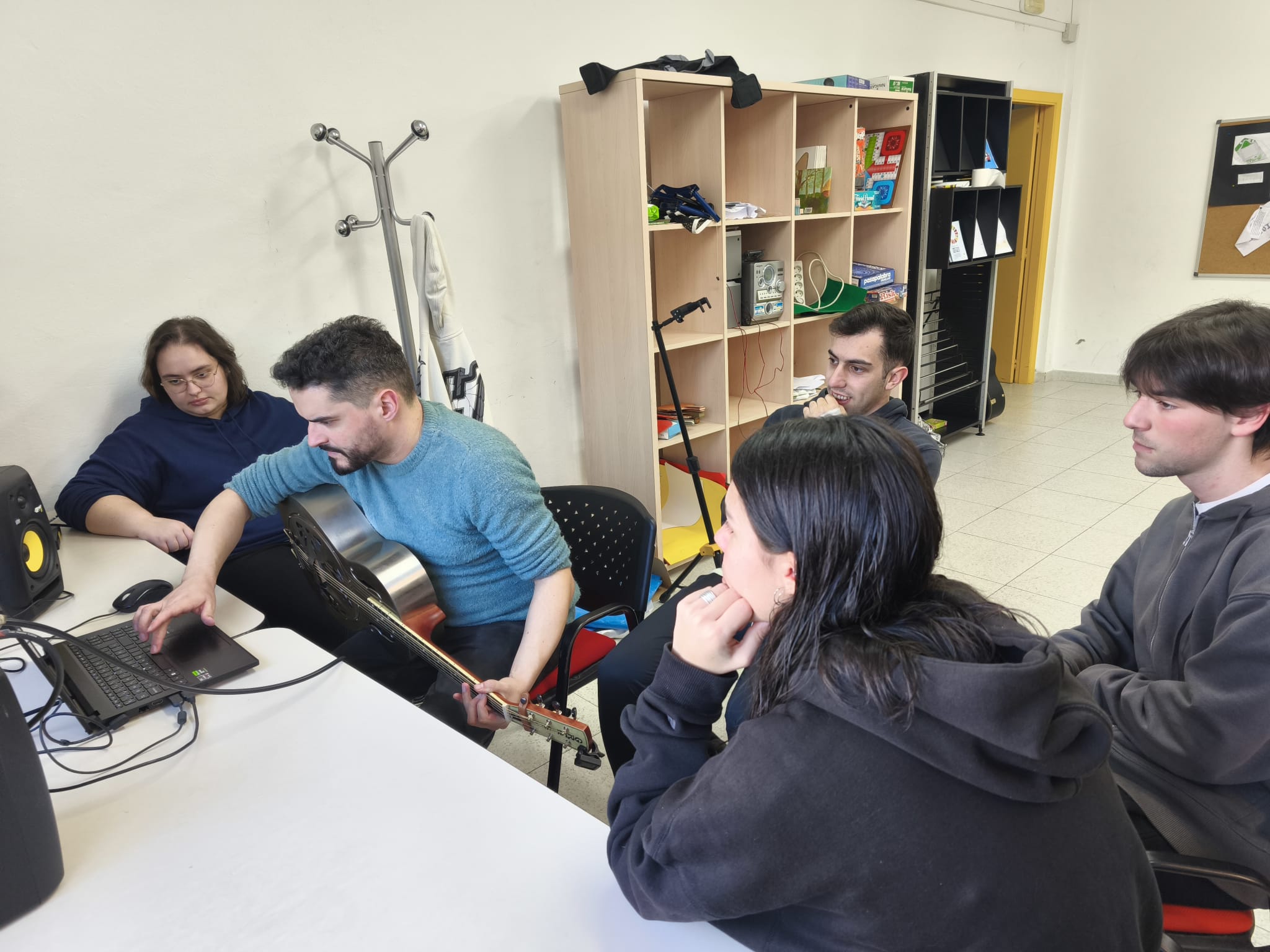 A mocidade do obradoiro musical de Burela, guiada por Nuno Pico, crea un novo himno para a vila