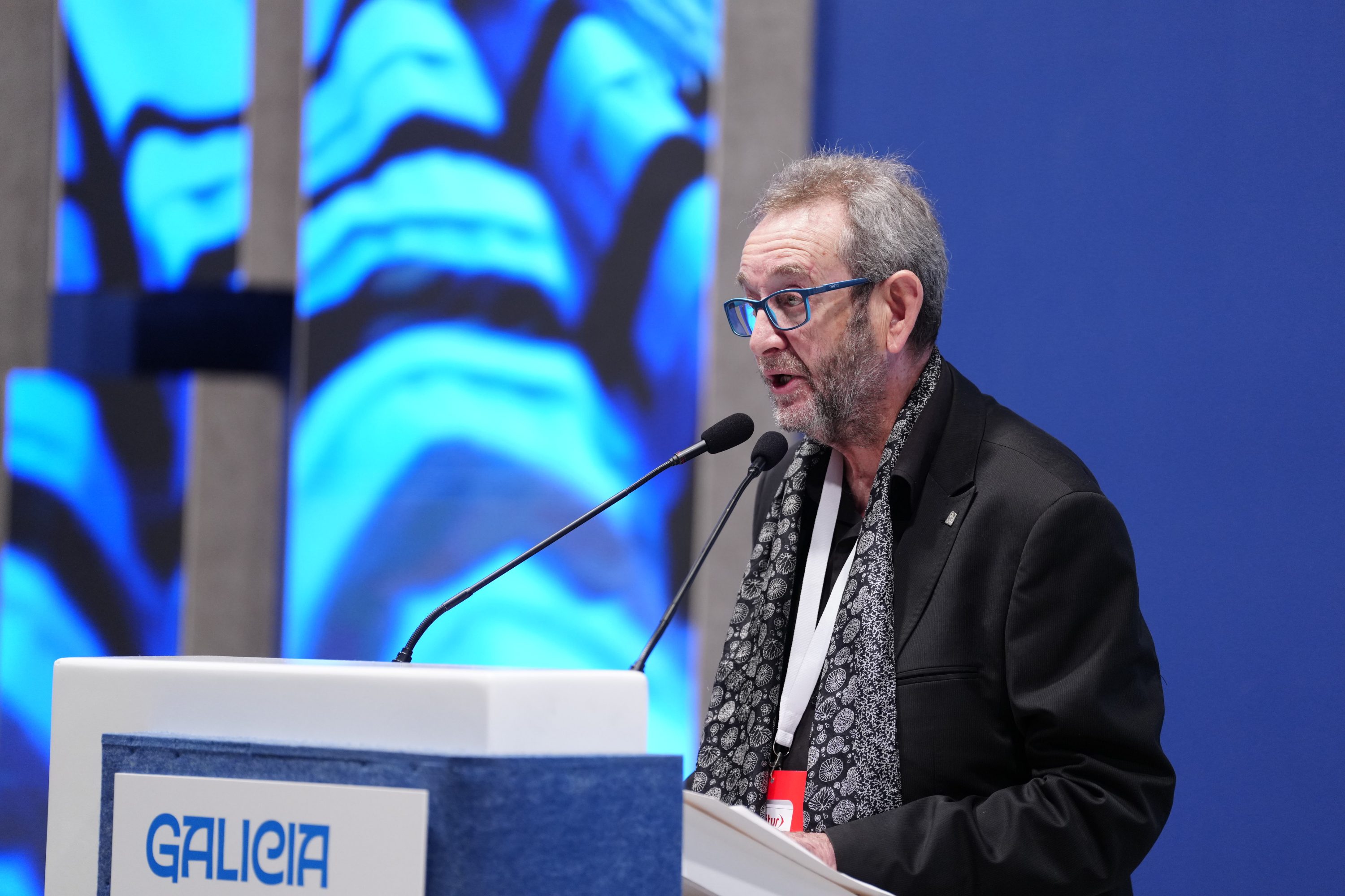 O pavillón municipal de Barreiros estrea marcador e círculo central