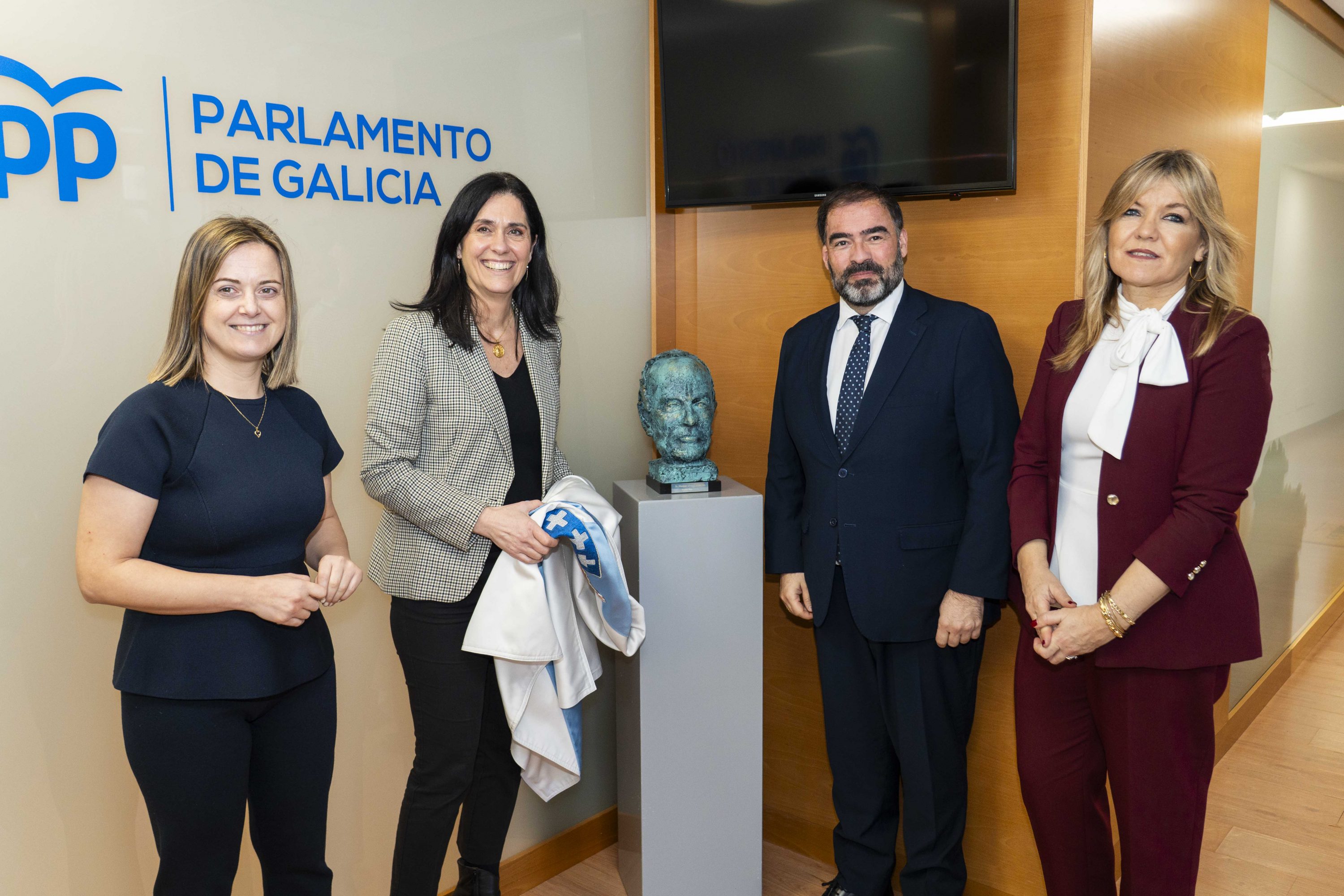 O PPdeG homenaxea a Fraga cun busto nas dependencias do seu Grupo Parlamentario