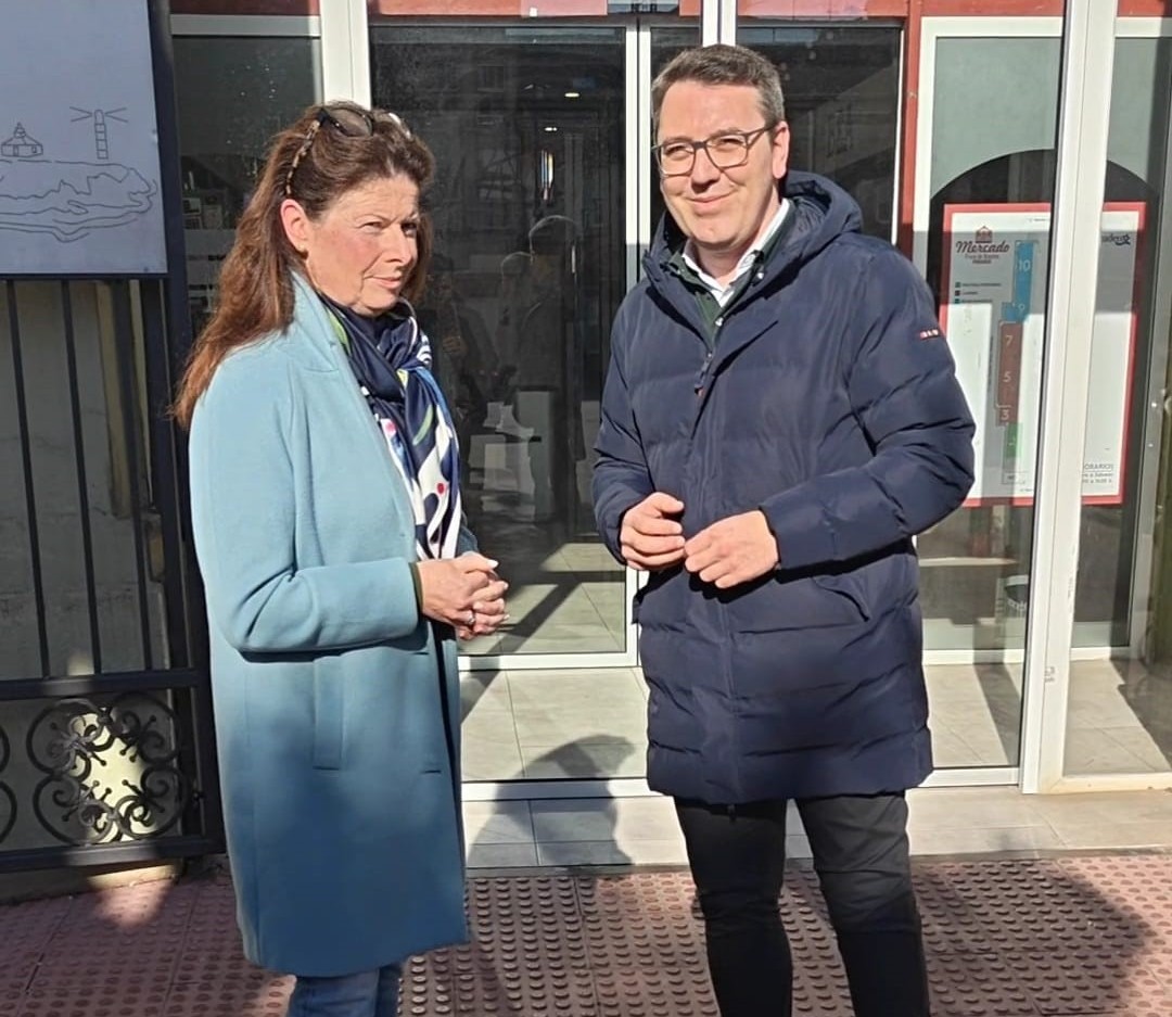 A praza de abastos de Ribadeo gaña en comodidade e seguridade coa renovación das súas portas