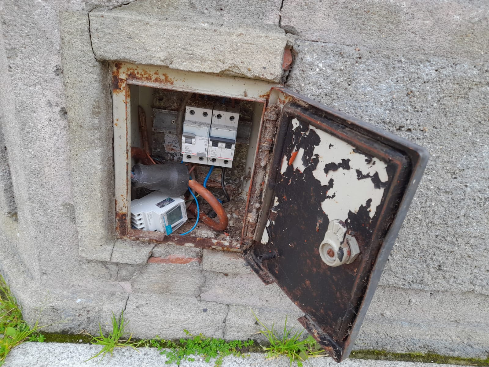 A plataforma Pola Defensa das Nosas Árbores denuncia a falta de resposta ante un perigo eléctrico