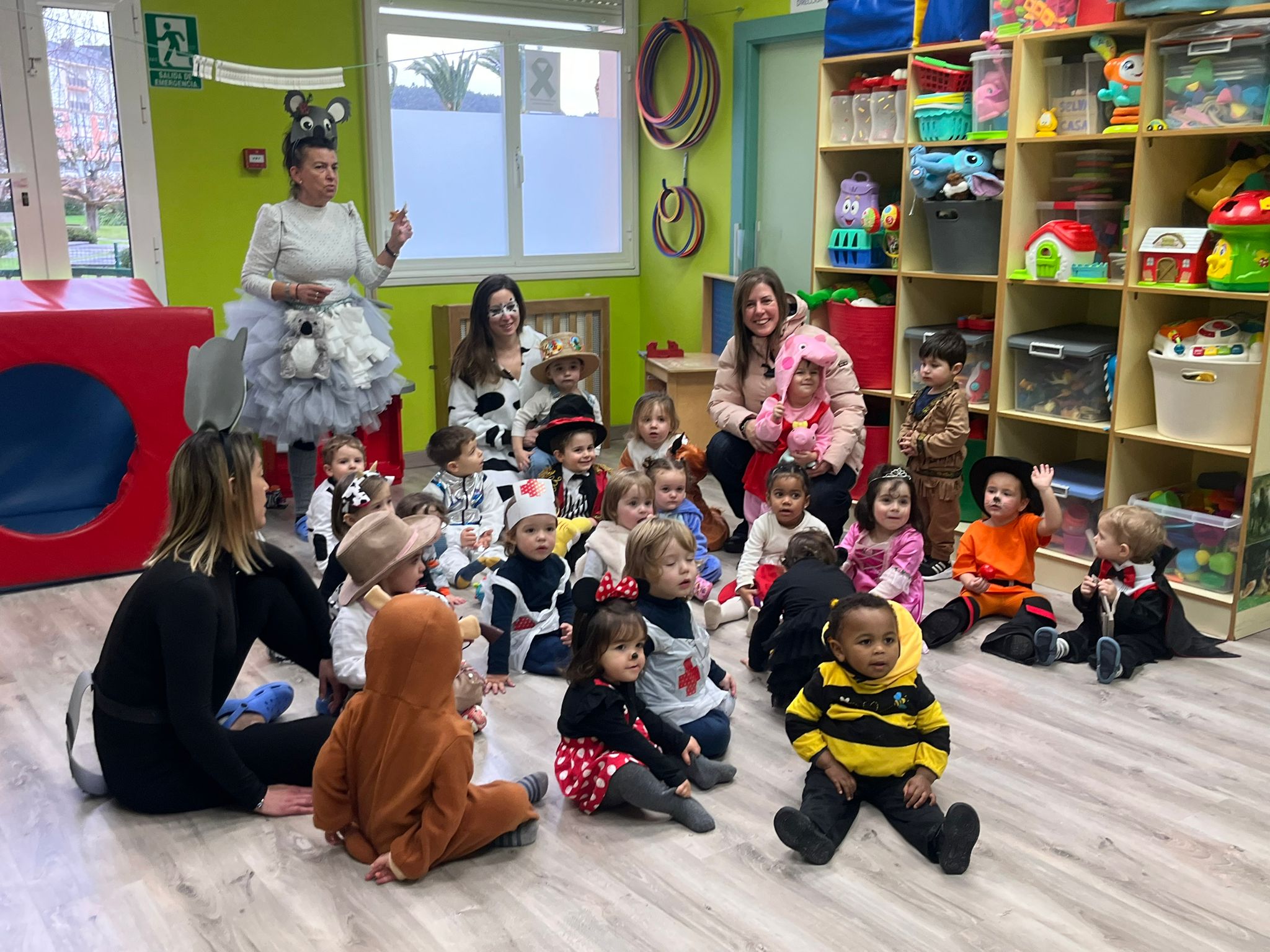 A Escola Infantil Municipal de Cervo celebrou a súa tradicional festa de Entroido cunha xornada chea de cor, alegría e diversión