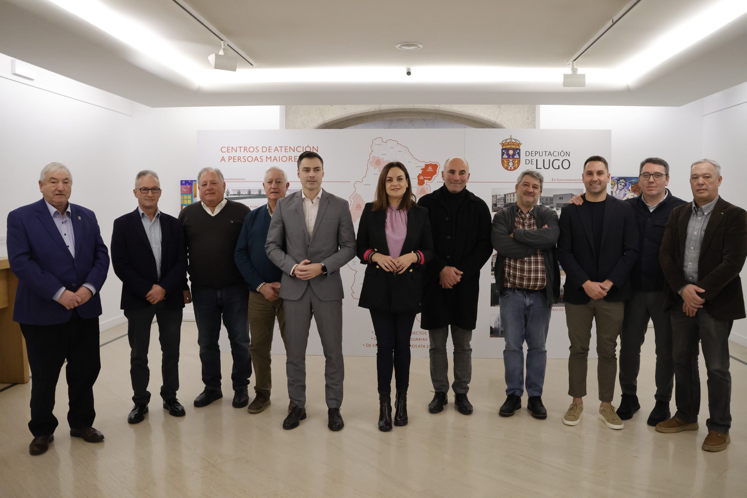 A Presidenta asina cos alcaldes o convenio para asumir o custo das residencias da Deputación