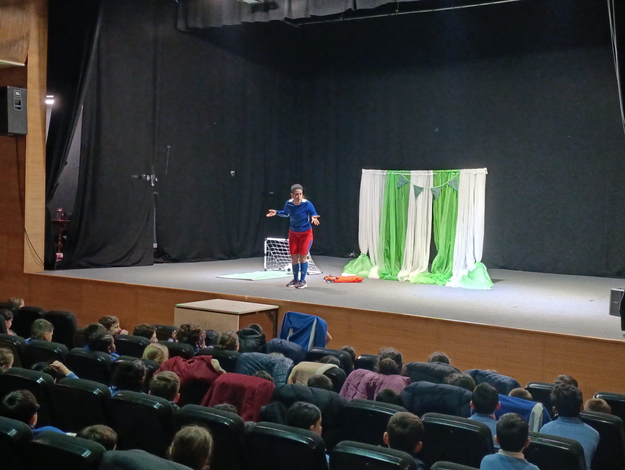 Máis de 200 escolares de Ribadeo asistiron ao contacontos “O mundo ao revés” no Auditorio Municipal