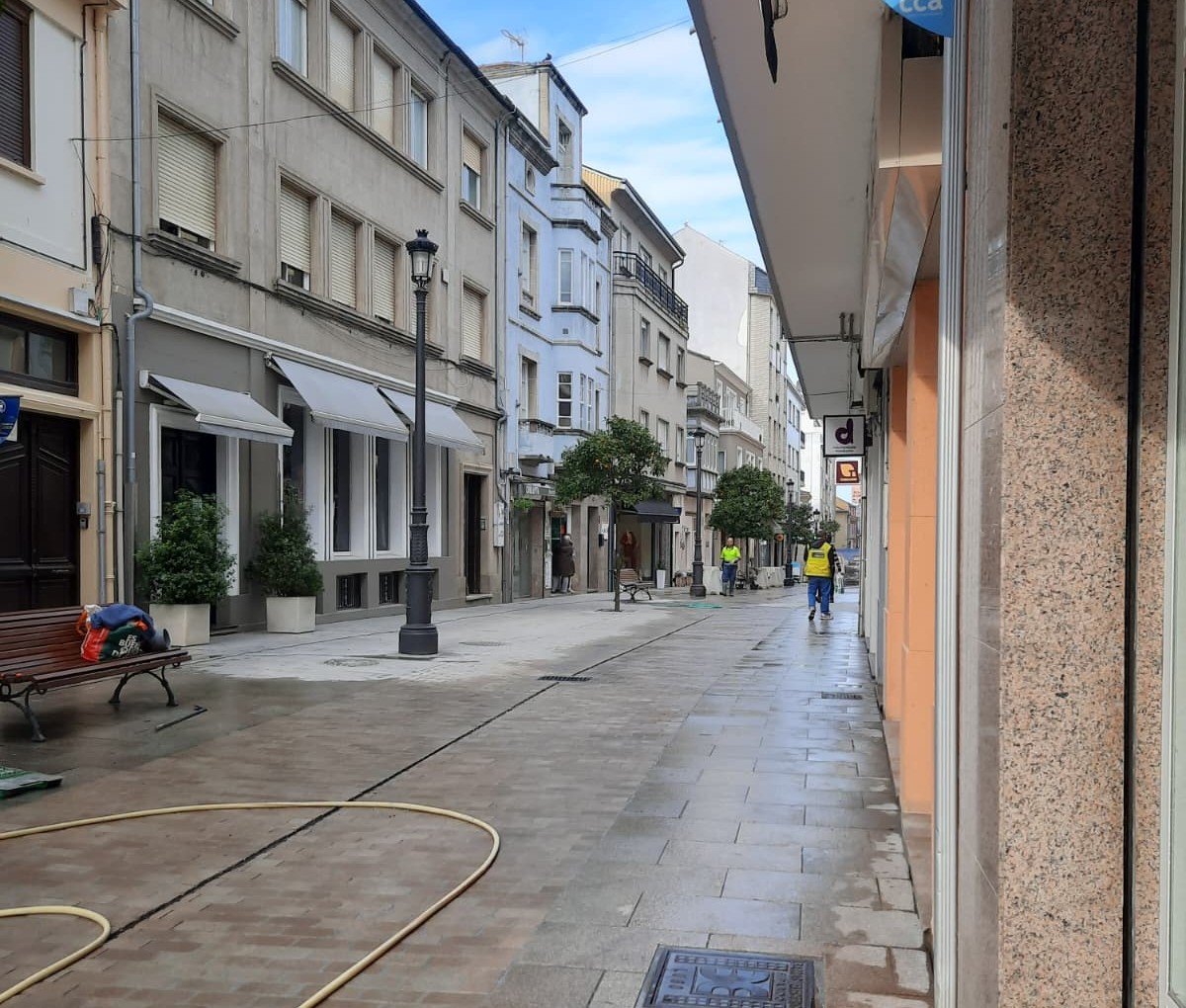 A rúa Reinante de Ribadeo reabre tras dous meses de obras e unha renovación integral