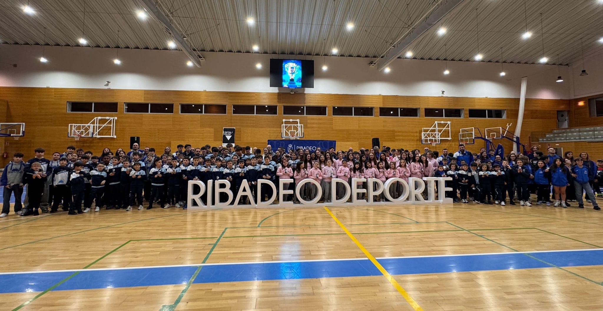 A atleta Julia Vaquero preside unha multitudinaria X Gala do Deporte en Ribadeo