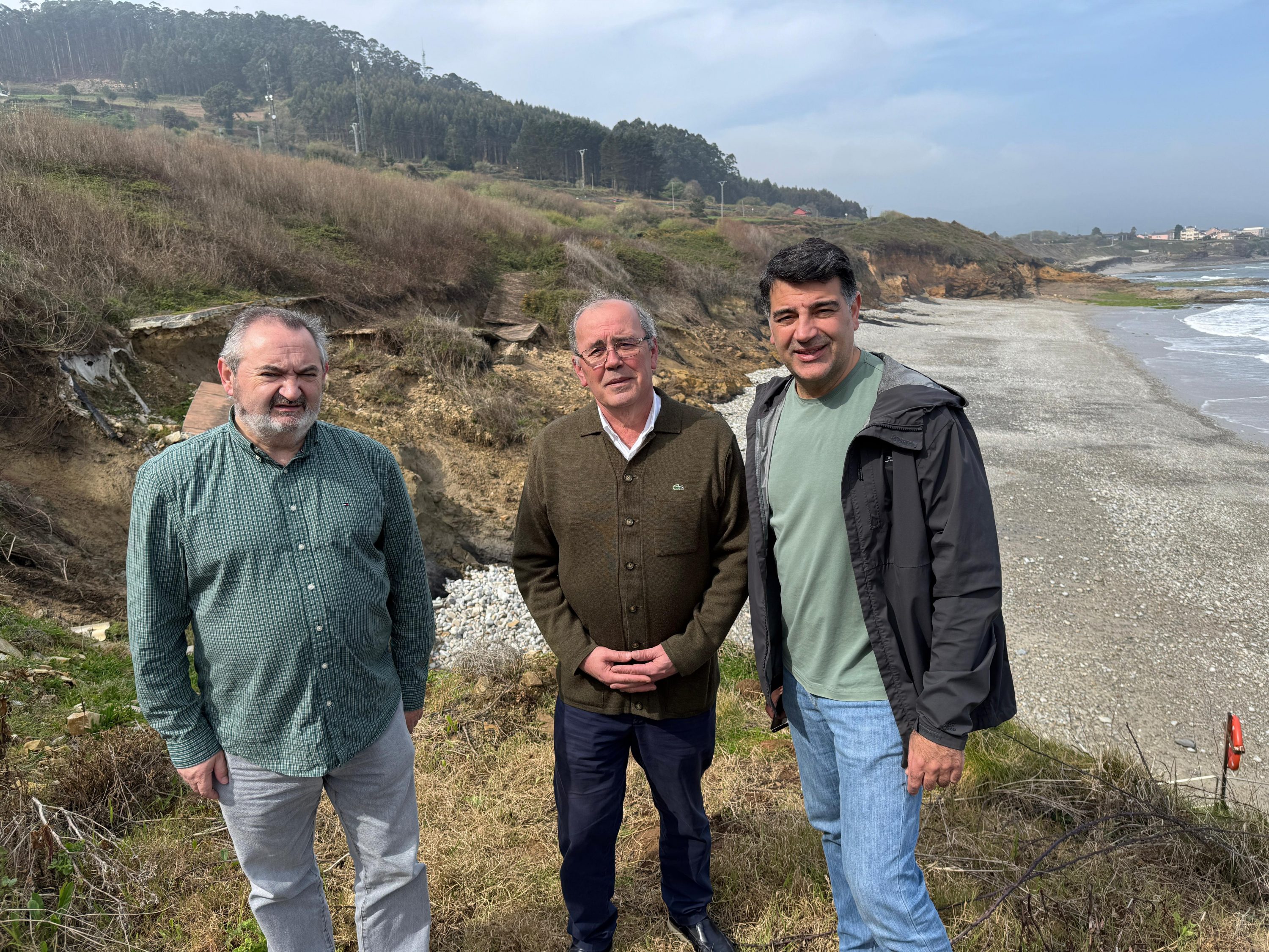 O PP esixe ao Goberno de Sánchez “prazos” para a obra “urxente” de estabilización do talude da plataforma ferroviaria á altura da praia de Arealonga no municipio de Foz