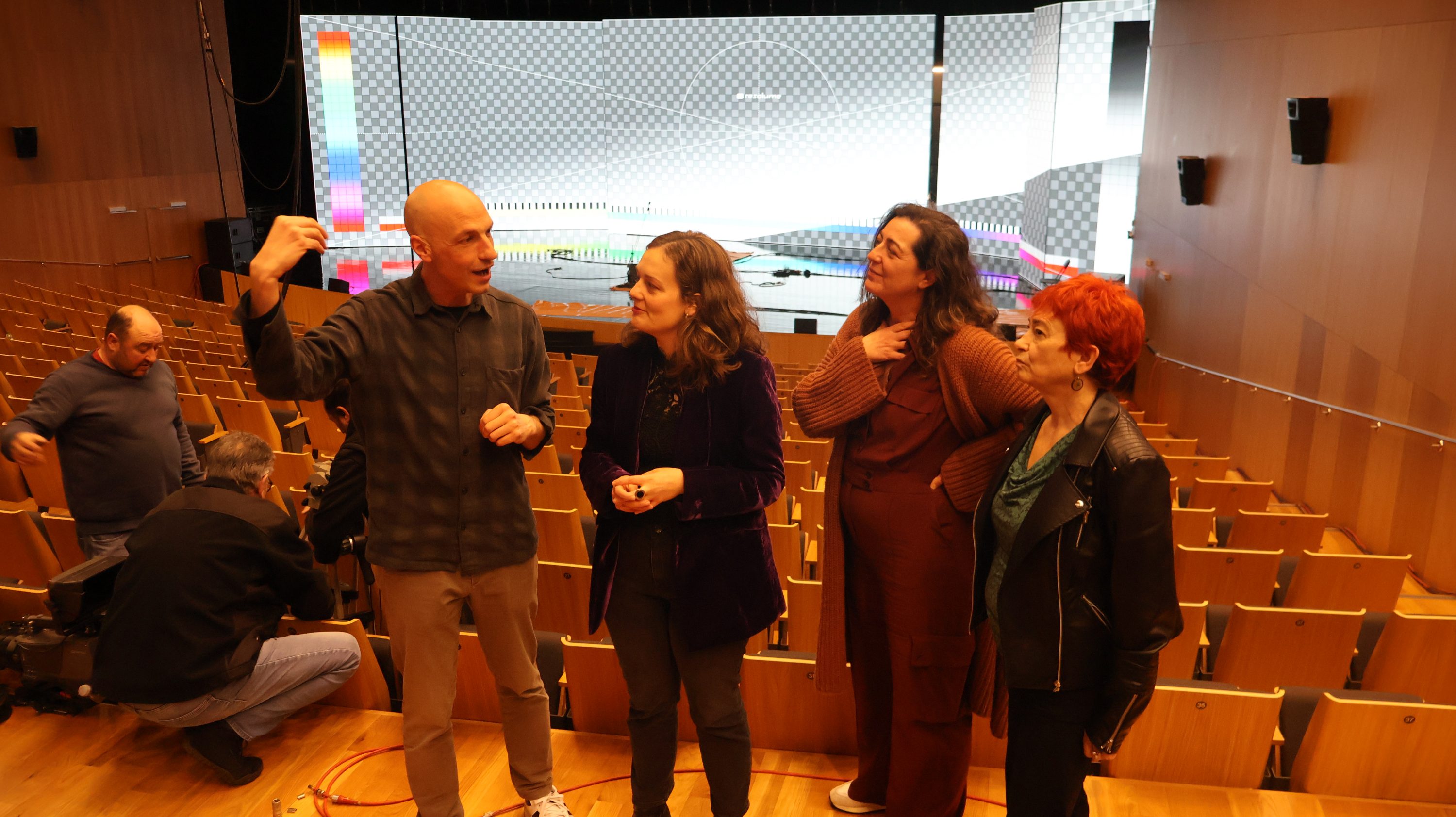 A deputada Iria Castro e a concelleira Maite Ferreiro visitaron o Auditorio Fuxan Os Ventos para supervisar os últimos preparativos da Gala dos Premios Mestre Mateo, que mobiliza arredor de 200 profesionais