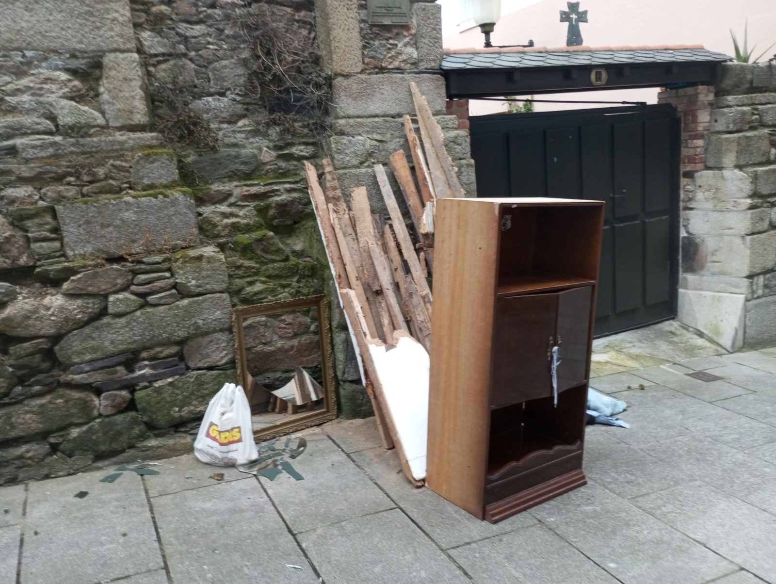 Seis expedientes por deixar residuos na rúa: Viveiro intensifica o control das condutas incívicas