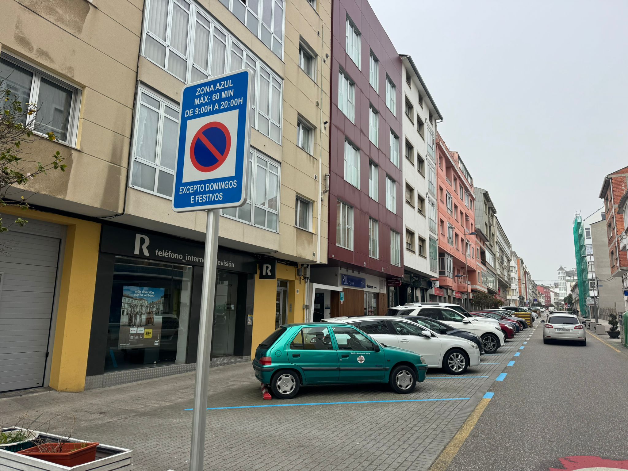 As zonas azuis gratuítas melloran a dispoñibilidade de prazas no centro de Burela