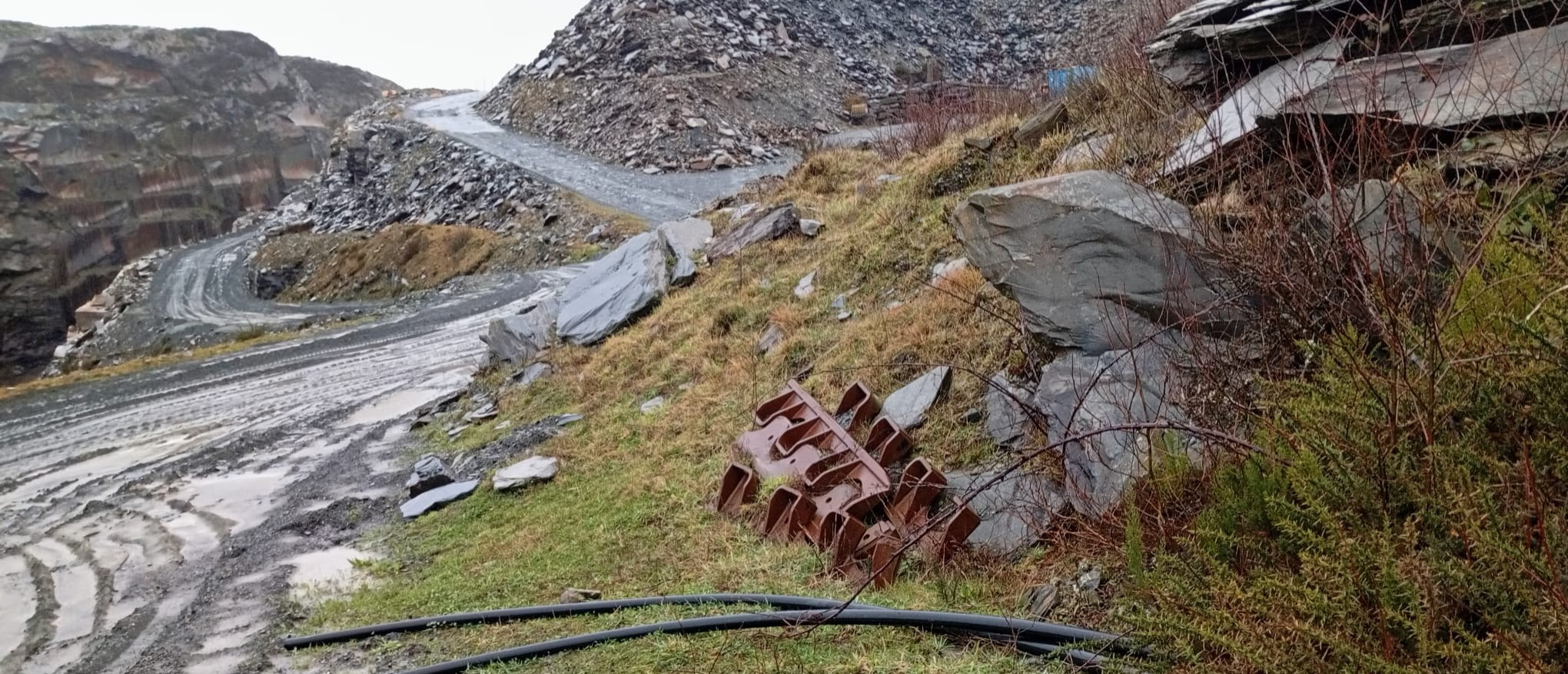 ADEGA e a Comunidade de Montes Coto das Louseiras reclaman a paralización da explotación mineira de Pizarras Universal na Pastoriza