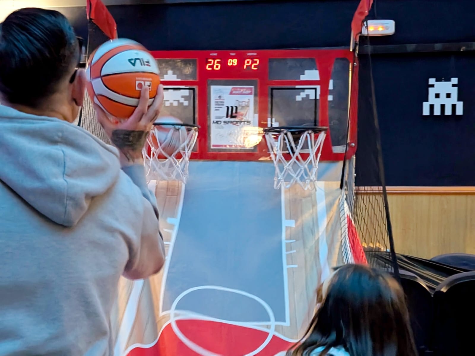 A rapazada goza estes días en Ribadeo dunha ampla variedade de actividades. Este martes no Teatro desfrutaron do Retro Arcade Day, unha tarde de xogos que tivo lugar de 16:30 a 20:30 horas