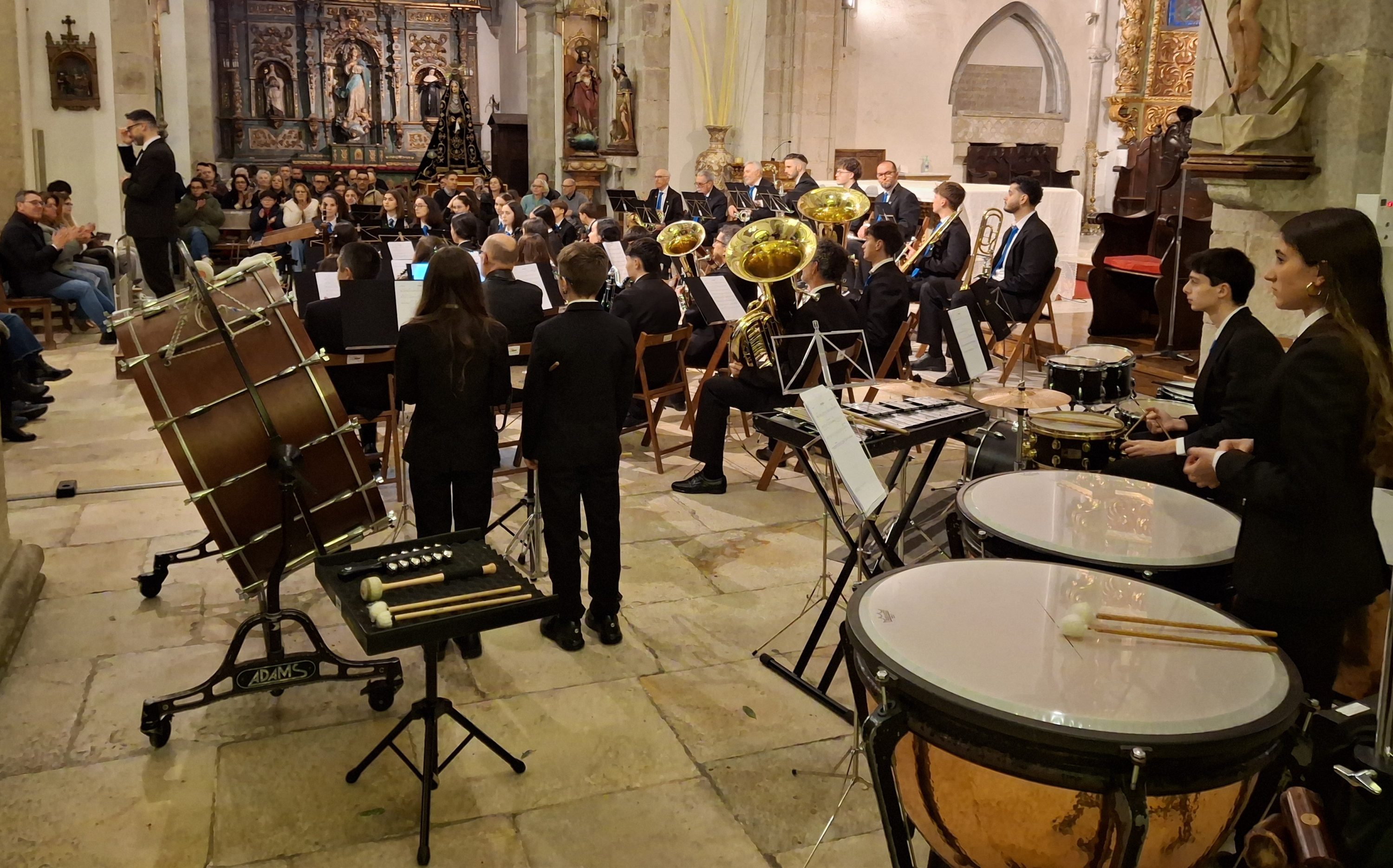 A Banda Municipal de Ribadeo dá a benvida a dous novos músicos no seu concerto de Semana Santa
